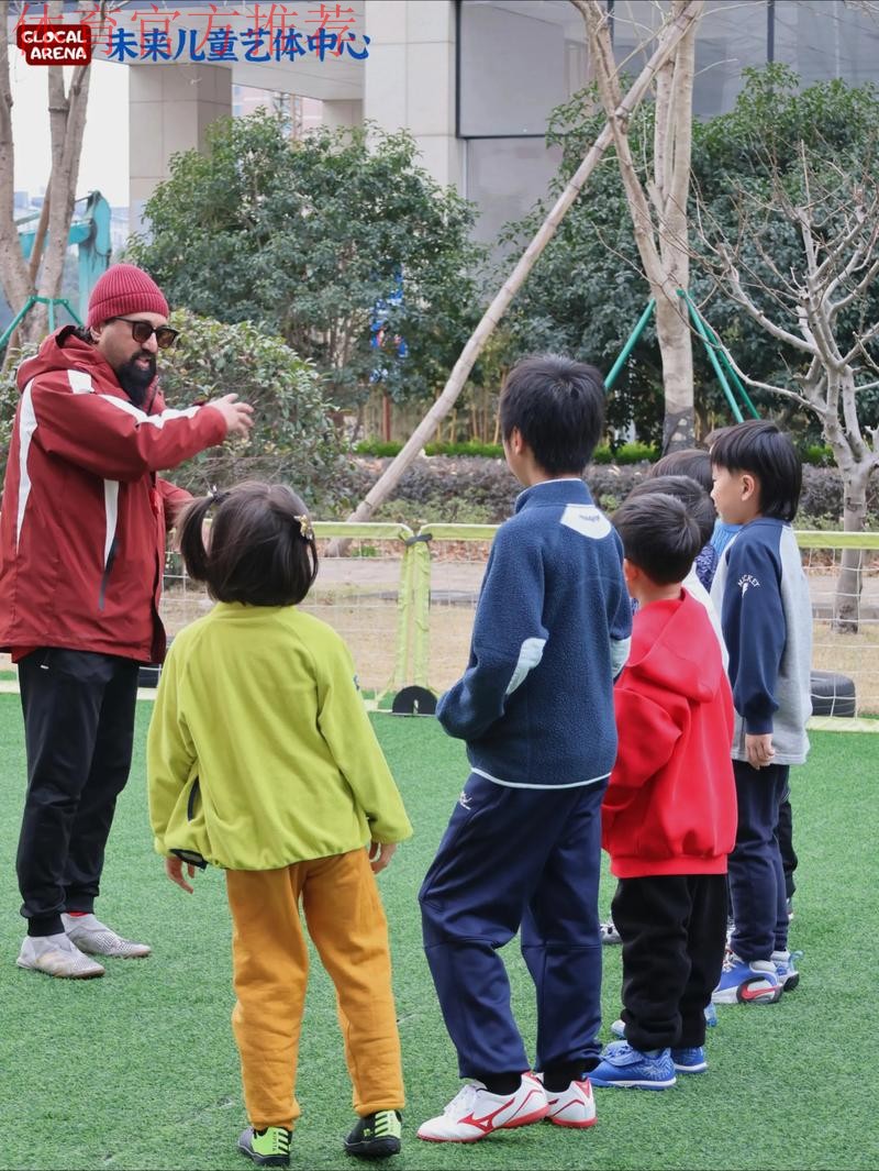 桑德：一个爱看孩子们踢球的“外教”